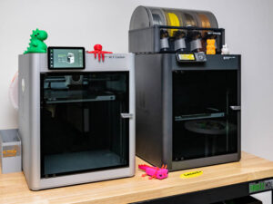 Dieses Bild zeigt zwei 3D Drucker aus dem Bestand des Kreis-Medienzentrums Ludwigsburg